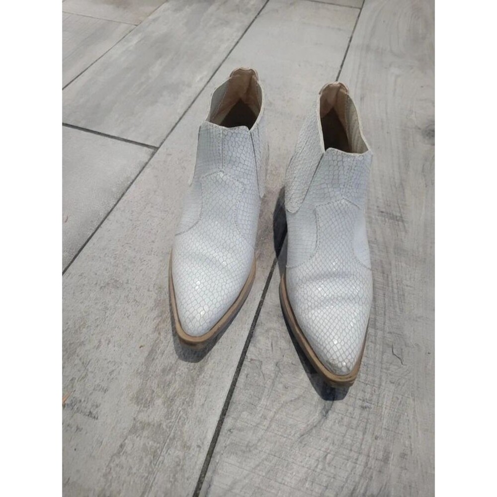 Gabriella  white cowboy booties size 38 /7 like new